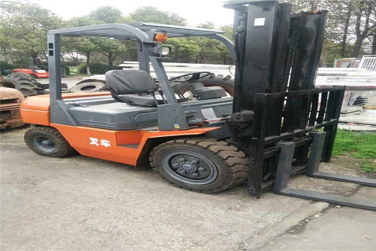 當(dāng)叉架上荷載過重會(huì)引起車尾翹起，此時(shí)讓人員站在濟(jì)寧合力叉車一端利用體重充當(dāng)平衡配重，結(jié)果在提升貨品時(shí)車尾突然上翹致使人員跌傷